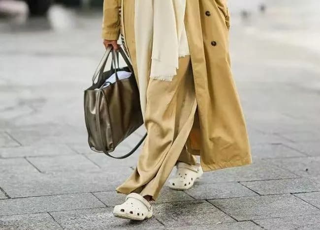 Cách vệ sinh giày Crocs theo đúng chất liệu, không sợ co rút