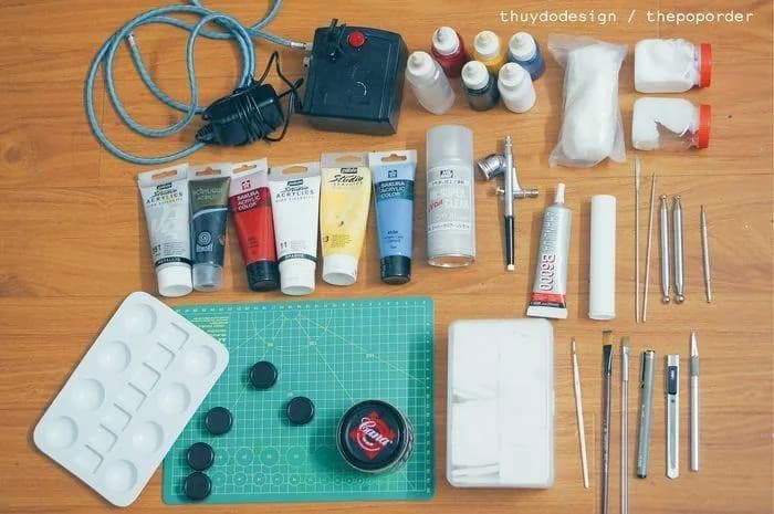 Dụng cụ vẽ giày custom: sơn acrylic, cọ, bút màu và dung dịch chốt màu