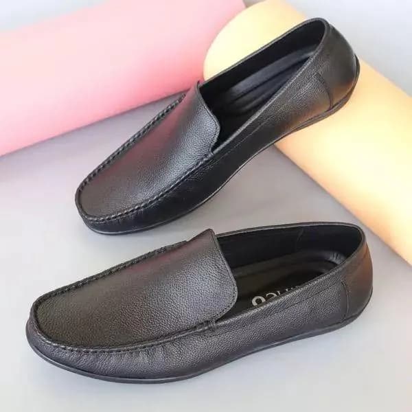 Loafer da đen với đường chỉ may dọc theo viền thân giày