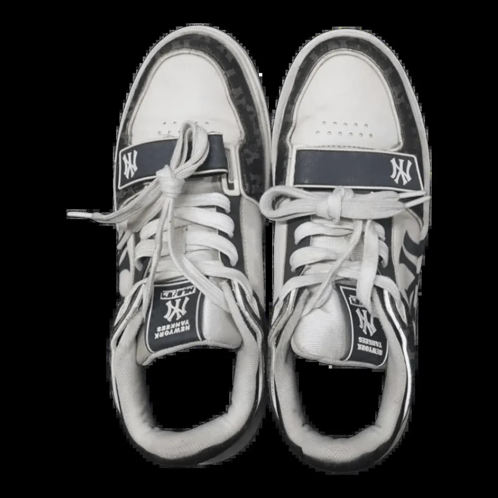 Sneaker MLB bám bẩn sau khi vệ sinh giày tại EXTRIM