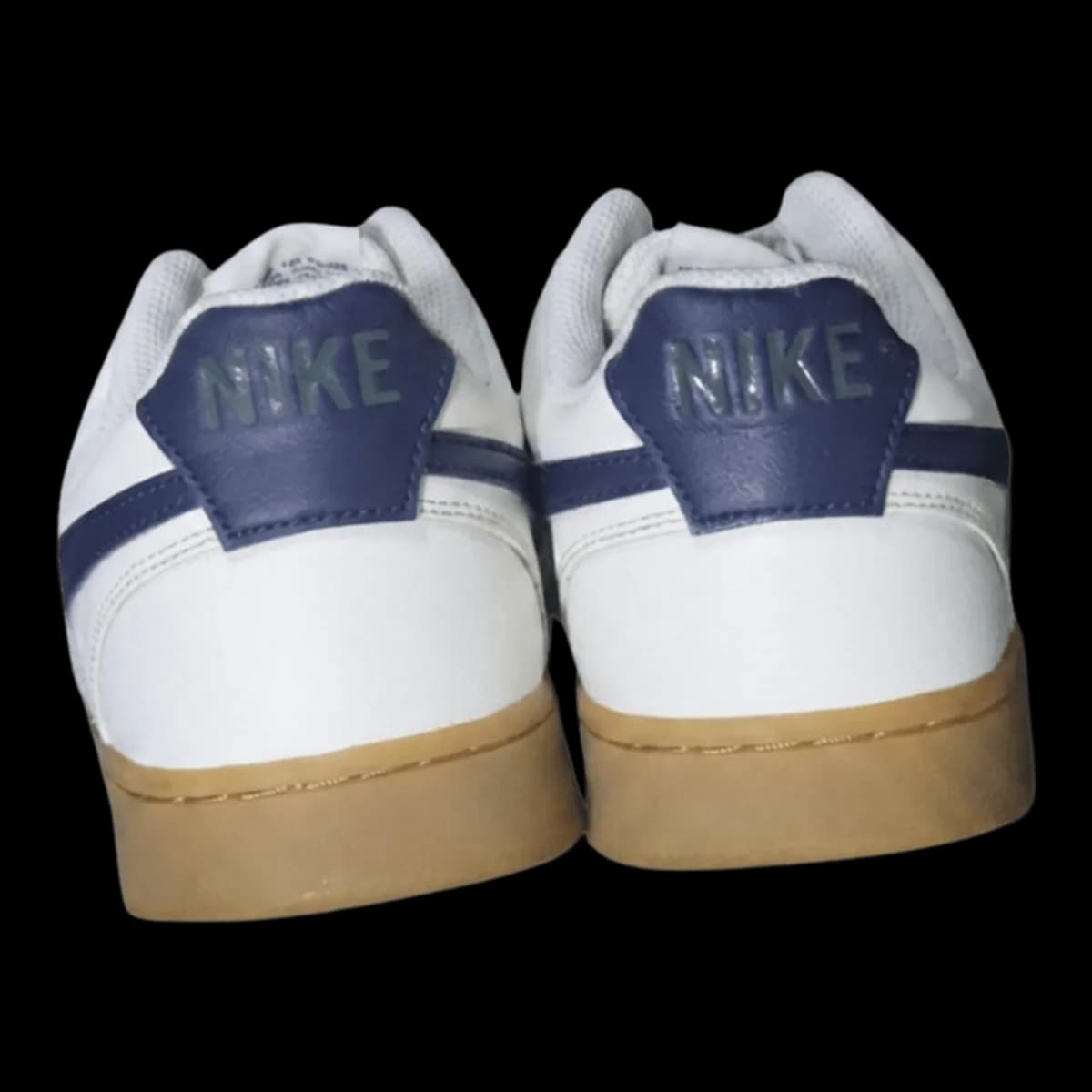 Gót giày Nike trắng sạch, mới tinh sau khi vệ sinh.