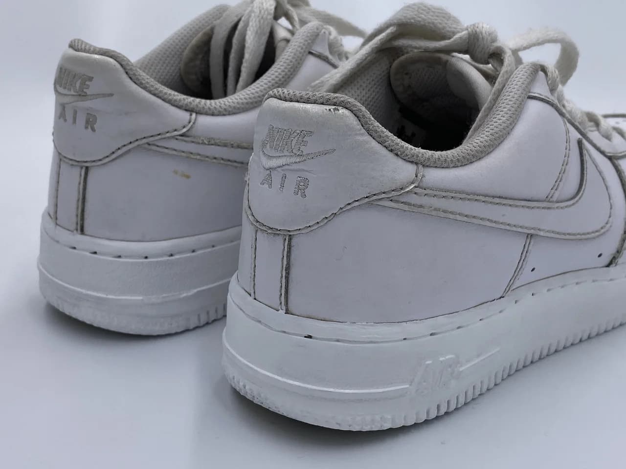 Sau khi sơn phục hồi đế giày (repaint đế) tại EXTRIM: Sơn Phục Hồi Đế Ố Vàng Góc Gót AIR Nike Air Force 1 hoàn thiện sạch đẹp