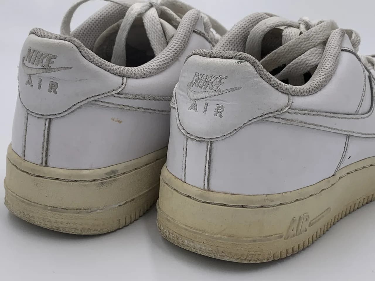 Trước khi sơn phục hồi đế giày (repaint đế): Sơn Phục Hồi Đế Ố Vàng Góc Gót AIR Nike Air Force 1 (Phần đế gót chữ AIR bị ố vàng sậm màu do oxy hóa lâu ngày)